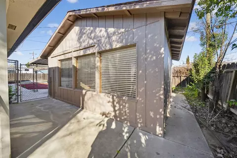 Exterior - 5675 E Ashlan Ave, Fresno, CA 93727 photo 5 of 7