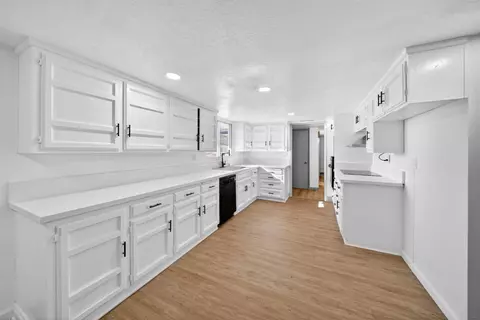 Kitchen - 5675 E Ashlan Ave, Fresno, CA 93727 photo 4 of 4