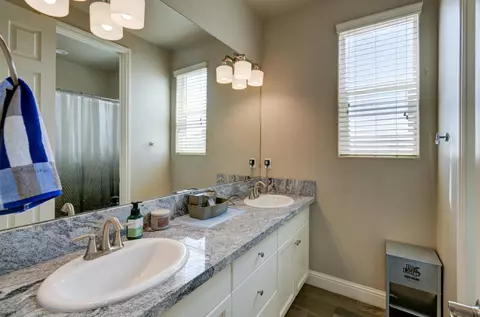 Bath - 3211 Salem Ave, Clovis, CA 93619 photo 2 of 2