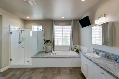 Bath - 3211 Salem Ave, Clovis, CA 93619 photo 1 of 2