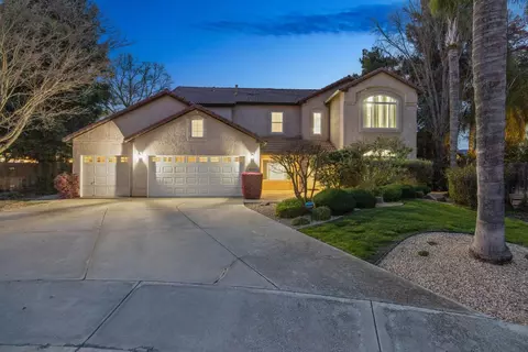6030 W Country Ct, Visalia, CA 93277