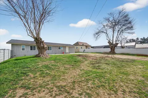 Exterior - 6873 20th Ave, Lemoore, CA 93245 photo 12 of 17