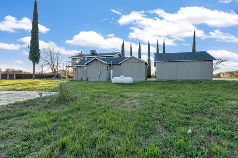 Exterior - 28718 Auberry Rd, Prather, CA 93651 photo 13 of 18