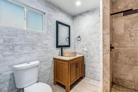Bath - 28718 Auberry Rd, Prather, CA 93651 photo 1 of 3