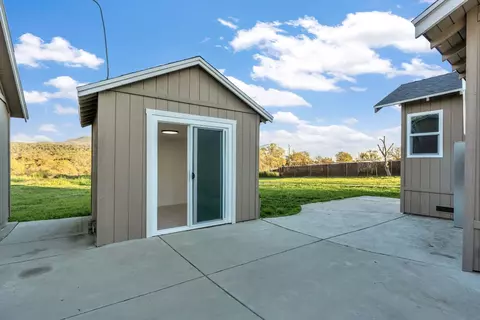 Exterior - 28718 Auberry Rd, Prather, CA 93651 photo 8 of 18