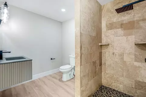 Bath - 28718 Auberry Rd, Prather, CA 93651 photo 2 of 3