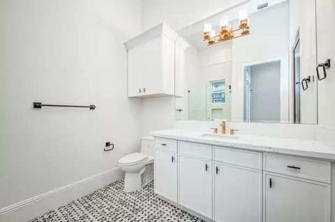 Bath - 2329 E Putter Way, Fresno, CA 93730 photo 2 of 12