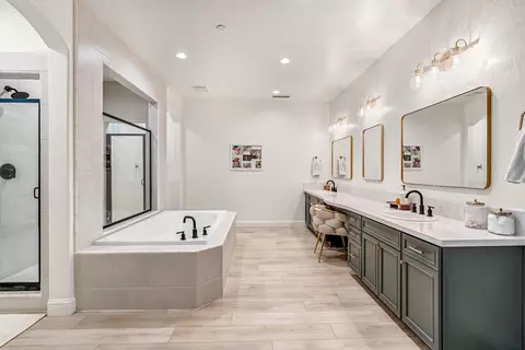 Bath - 1811 Agua Dulce Ave, Clovis, CA 93619 photo 3 of 5