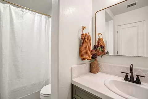Bath - 1811 Agua Dulce Ave, Clovis, CA 93619 photo 1 of 5
