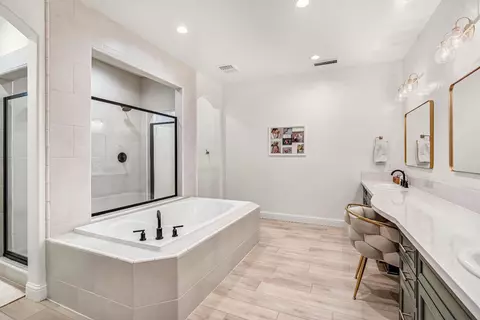 Bath - 1811 Agua Dulce Ave, Clovis, CA 93619 photo 4 of 5