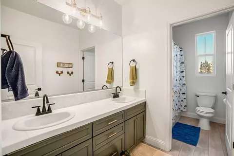 Bath - 1811 Agua Dulce Ave, Clovis, CA 93619 photo 2 of 5