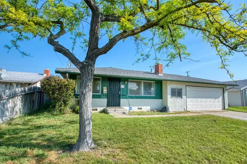 Exterior - 51 San Jose Ave, Clovis, CA 93612 photo 2 of 10