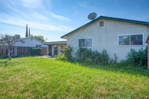 Exterior - 51 San Jose Ave, Clovis, CA 93612 photo 9 of 10