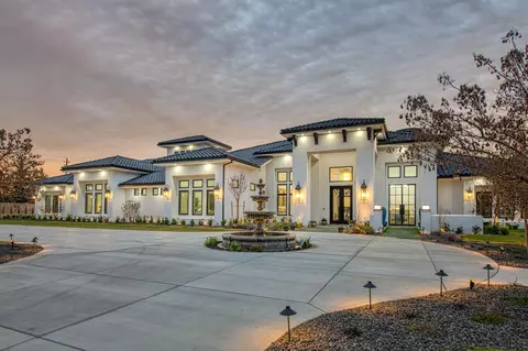 3729 E Queens Ct, Clovis, CA 93619