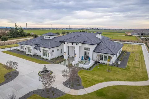 Exterior - 3729 E Queens Ct, Clovis, CA 93619 photo 11 of 15