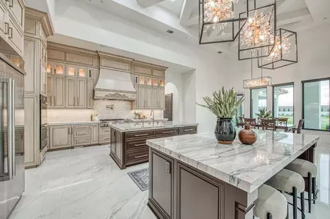 Kitchen - 3729 E Queens Ct, Clovis, CA 93619 photo 3 of 6