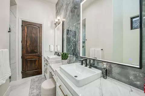 Bath - 3729 E Queens Ct, Clovis, CA 93619 photo 4 of 12