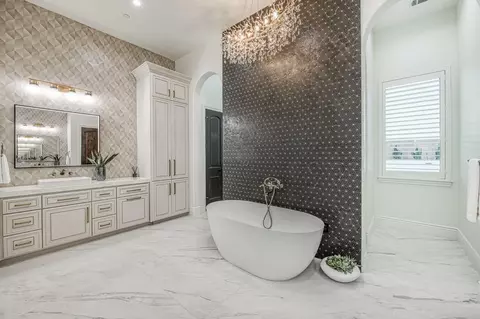 Bath - 3729 E Queens Ct, Clovis, CA 93619 photo 11 of 12