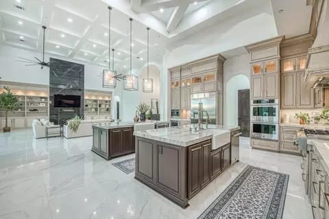 Kitchen - 3729 E Queens Ct, Clovis, CA 93619 photo 4 of 6