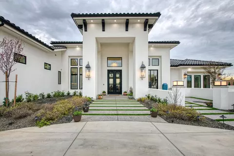 Exterior - 3729 E Queens Ct, Clovis, CA 93619 photo 4 of 15