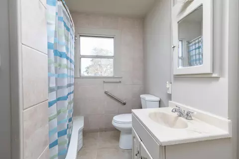 Bath - 12283 E Dinuba Ave, Selma, CA 93662 photo 2 of 2