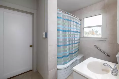 Bath - 12283 E Dinuba Ave, Selma, CA 93662 photo 1 of 2