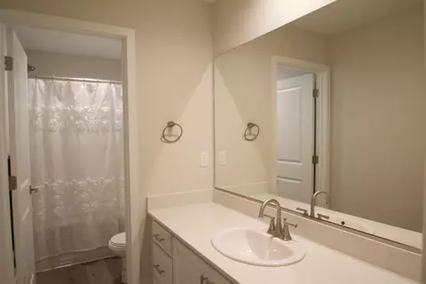 Bath - 4154 Constance Rd, Madera, CA 93636 photo 1 of 4