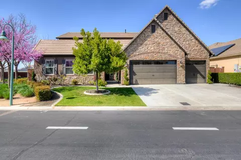 4249 N Waterside Dr, Clovis, CA 93619