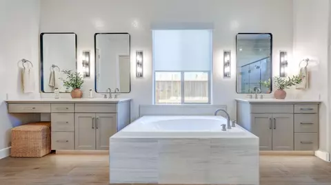 Bath - 1687 N Blackwood Ave, Clovis, CA 93619 photo 1 of 5