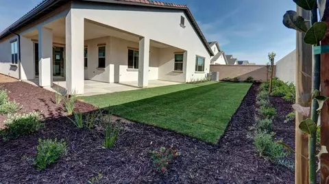 Exterior - 1675 N Blackwood Ave, Clovis, CA 93619 photo 2 of 3
