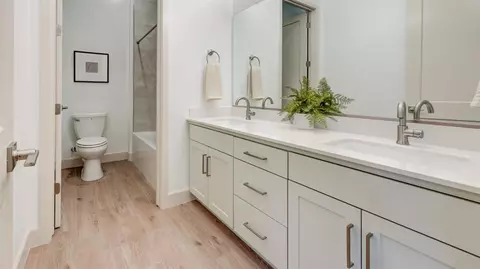 Bath - 1675 N Blackwood Ave, Clovis, CA 93619 photo 4 of 5