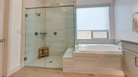 Bath - 1675 N Blackwood Ave, Clovis, CA 93619 photo 2 of 4