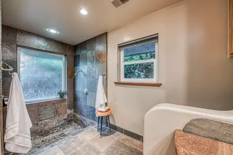 Bath - 2649 Heritage Ave, Clovis, CA 93619 photo 6 of 9
