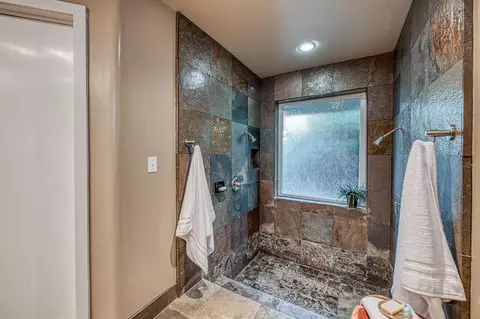Bath - 2649 Heritage Ave, Clovis, CA 93619 photo 7 of 9