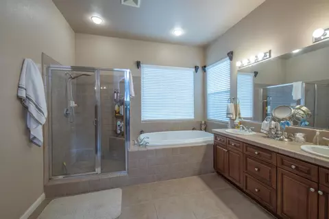 Bath - 1890 N Hornet Ave, Clovis, CA 93619 photo 2 of 5
