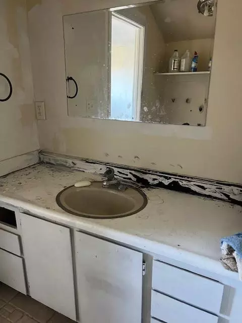 Bath - 26943 Butterfield Stage Pl, O Neals, CA 93645 photo 1 of 2