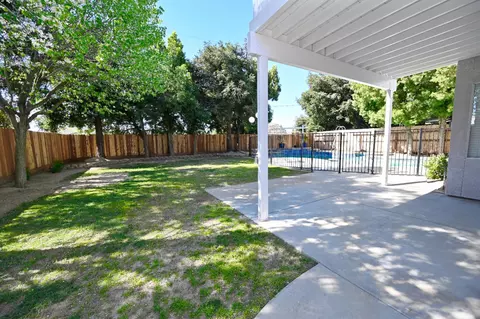 Exterior - 878 N Ash Ave, Clovis, CA 93611 photo 15 of 25