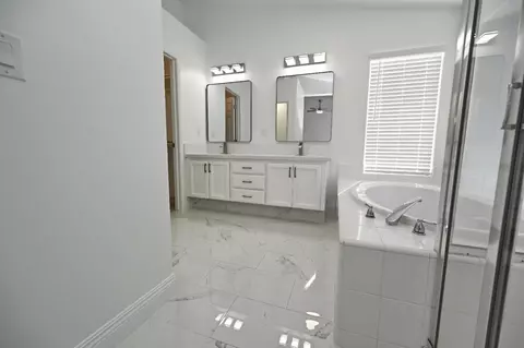 Bath - 878 N Ash Ave, Clovis, CA 93611 photo 3 of 7