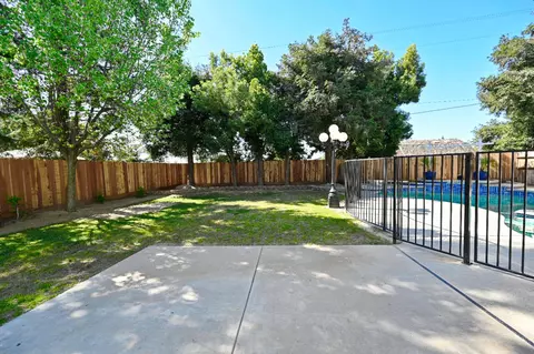 Exterior - 878 N Ash Ave, Clovis, CA 93611 photo 18 of 25