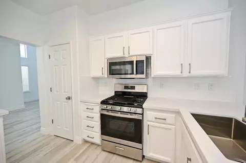 Kitchen - 878 N Ash Ave, Clovis, CA 93611 photo 4 of 9