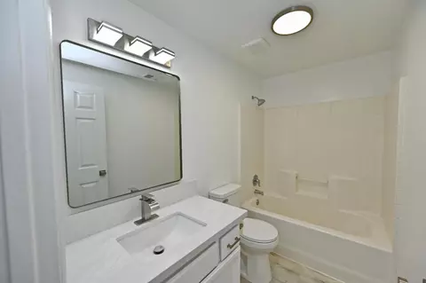 Bath - 878 N Ash Ave, Clovis, CA 93611 photo 1 of 7