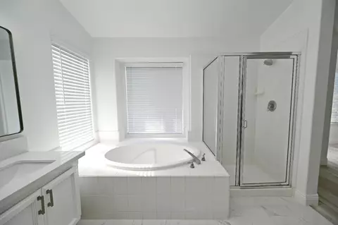 Bath - 878 N Ash Ave, Clovis, CA 93611 photo 4 of 7