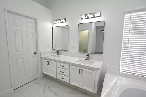 Bath - 878 N Ash Ave, Clovis, CA 93611 photo 5 of 7