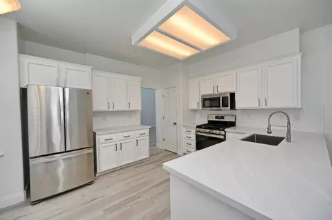Kitchen - 878 N Ash Ave, Clovis, CA 93611 photo 7 of 9