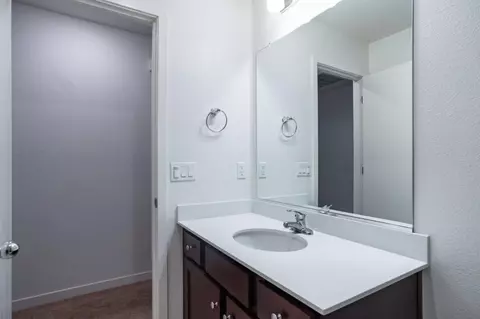 Bath - 714 Dean Ct, Merced, CA 95341 photo 3 of 3