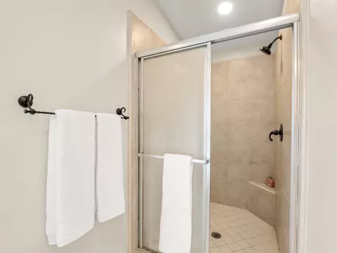 Bath - 5211 E Shepherd Ave, Clovis, CA 93619 photo 4 of 11