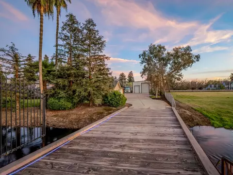 5211 E Shepherd Ave, Clovis, CA 93619