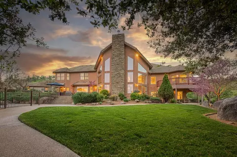 Exterior - 16115 Deer Path Ln, Clovis, CA 93619 photo 5 of 18