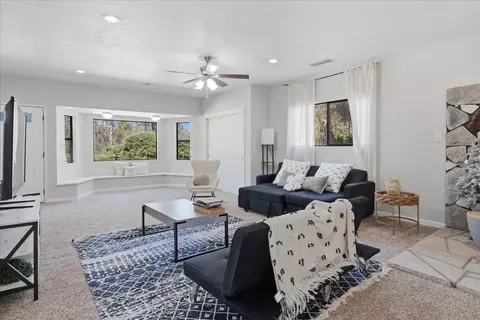 Living - 45430 Lauri Ln, Oakhurst, CA 93644 photo 4 of 7