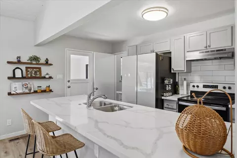 Kitchen - 45430 Lauri Ln, Oakhurst, CA 93644 photo 2 of 5